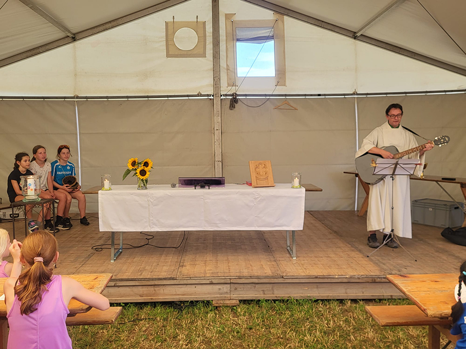 Feldgottesdienst auf dem Fussballplatz